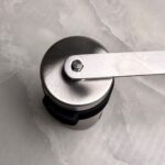 آسیاب دستی استیل مخزندار بدنه استیل مقاوم و بادوام حفظ عطر و طعم قهوه با آسیاب تازه دانهها دارای مخزن جمعآوری پودر قهوه عملکرد روان و استفاده آسان طراحی جمعوجور و مناسب حمل