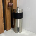 آسیاب دستی استیل مخزندار بدنه استیل مقاوم و بادوام حفظ عطر و طعم قهوه با آسیاب تازه دانهها دارای مخزن جمعآوری پودر قهوه عملکرد روان و استفاده آسان طراحی جمعوجور و مناسب حمل